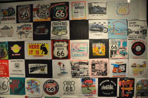 Adesivos da Rota 66 em museu de Elk City, em Oklahoma - EUA